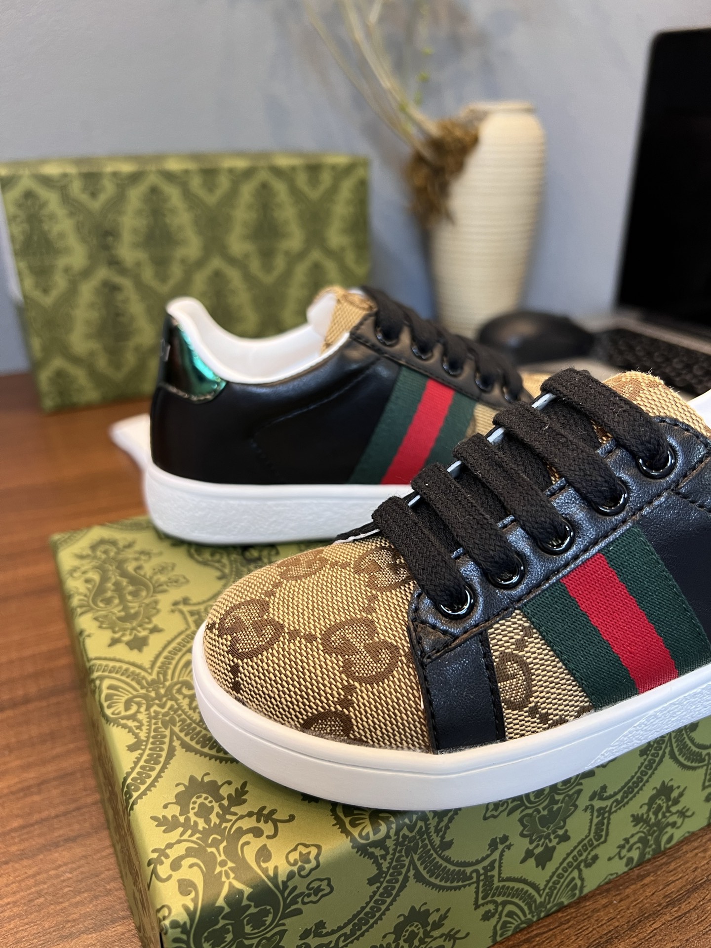 Children's shoes child
